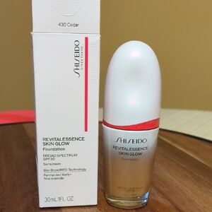 Shiseido Revitalessence Skin Glow Foundation Shade 430 Cedar